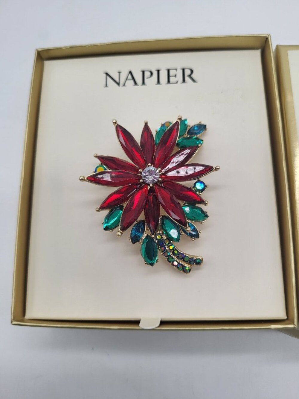 Napier Glass Pointy Poinsetta Christmas Holiday Brooch Pin Gold Tone Rhinestone - Picture 2 of 8